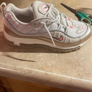 Woman’s Nike air max 9